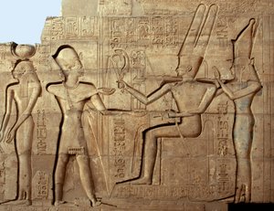 Egyptische oudheid: reliëf dat Farao Ramses II voorstelt voor twee van de godheden van de Thebaanse triade, Amon en Moet; Begrafenistempel gewijd aan Farao Ramses II (1279-1213 v.Chr.), locatie van Ramasseum in Luxor, Egypte.