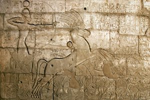 Egyptische oudheden: reliëfs die de heldendaden van Ramses II tijdens de Slag bij Qadesh in 1274 v.Chr. vieren, de farao wordt afgebeeld op zijn strijdwagen, de dodentempel gewijd aan farao Ramses II (1279-1213 v.Chr.), Ramasseum site in Luxor, Egypte door Egyptian 19th Dynasty