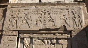 Egyptische oudheid: zicht op de architraaf die de voorstelling van Farao Ramses II eert de god Amon en hiërogliefen, tempel van Farao Ramses II (1292-1186 v.Chr.) in Luxor. Oostelijke Oever (Thebe), Egypte