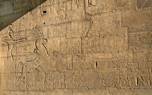 Egyptische oudheid: zicht op de reliëfs die de heldendaden van Ramses II tijdens de Slag bij Qadesh in 1274 v.Chr. vieren, Herdenkingstempel gewijd aan Farao Ramses II (1279-1213 v.Chr.), locatie van Ramasseum in Luxor, Egypte.