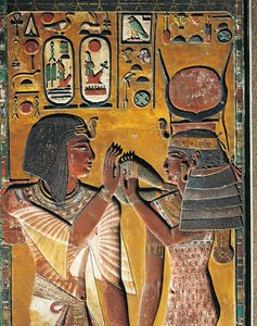 Godin Hathor biedt haar ketting aan de Farao aan (laag reliëf)
