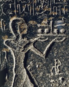 Granieten standbeeld dat prins Merneptah in aanbidding toont, gewijd aan god Ptah door Egyptian 19th Dynasty