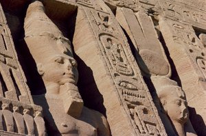 Hoofden van Ramses II (1279-1213) en Hathor/Nefertari op de gevel van de Tempel van Koningin Nefertari, Nieuwe Koninkrijk, ca. 1250 v.Chr. (foto) (detail) door Egyptian 19th Dynasty