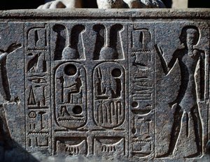 Hiërogliefen, detail van hoef van kolossaal standbeeld van koning, Ramesses II Binnenplaats, Tempel van Amon (Unesco Werelderfgoedlijst) door Egyptian 19th Dynasty