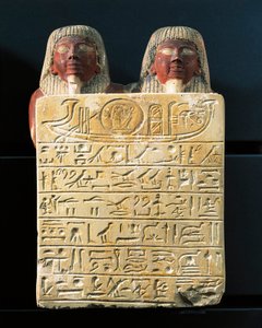 Kalkstenen stèle van Dydy en zijn zoon Pendua, meester-timmerlieden, die een hymne aan de zonnegod Ra aanbieden, uit Deir el-Medina door Egyptian 19th Dynasty