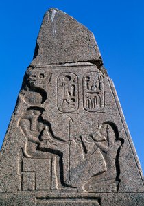 Obelisk met reliëfs en inscripties van Ramses II, Grote Tempel van Amon, Tanis, Egypte, Egyptische beschaving, Nieuwe Rijk, Dynastie XIX
