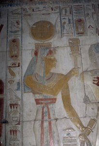 Geschilderd reliëf met afbeelding van godin Hator, kapel van Osiris, Tempel van Seti I door Egyptian 19th Dynasty