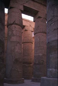 Papyruskolommen met knopkapitelen in de Hypostyle Hal van de Tempel van Amon, Nieuwe Koninkrijk door Egyptian 19th Dynasty