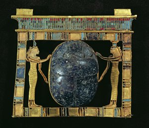 Pectorale van de vizier, Paser, met een scarabee geflankeerd door de godinnen Isis en Nephthys, uit het Serapeum in Memphis, Nieuwe Koninkrijk