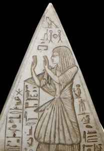 Pyramidion in kalksteen geplaatst op de top van de kapelgraven in de piramides. Er zijn serieuze scènes die de zonnecyclus en de aanbidding van de zon door de overledene uitbeelden. Het komt uit Deir el Medina