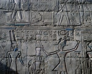 Koningin Hatsjepsoet voor God Amon, (detail), reliëf, binnenmuren van Grote Hypostyle Hal, Karnak tempelcomplex (Unesco Werelderfgoedlijst) door Egyptian 19th Dynasty
