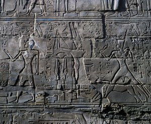 Koningin Hatsjepsoet voor God Amon, detail van scènes van offers aan goden, reliëf, binnenmuren van de Grote Hypostyle Hal, Karnak tempelcomplex (Unesco Werelderfgoedlijst) door Egyptian 19th Dynasty