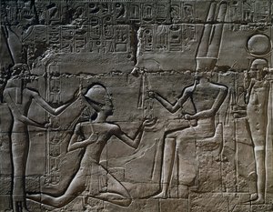 Ramesses II voor Amon-Ra, reliëf, Grote Hypostyle Hal, Tempel van Amon, Karnak Tempelcomplex (Unesco Werelderfgoedlijst)