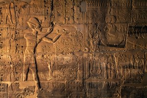 Ramesses II brengt offers voor de heilige boot, Karnak, Egypte door Egyptian 19th Dynasty