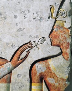 Ramses II tijdens de mondopeningsceremonie, bas-reliëf, van kleine tempel gebouwd door farao in Abydos