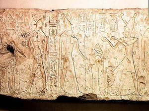 Reliëf met Ramses II (1279-1213 v.Chr.) die rituele offers brengt aan de familie van Osiris, detail van de rechterkant met Ramses die twee flessen wijn aanbiedt aan Horus, uit Abydos, Nieuwe Rijk