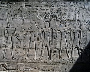 Scènes van offers aan goden, reliëf, binnenmuren van Grote Hypostyle Hal, Karnak tempelcomplex (UNESCO Werelderfgoedlijst) door Egyptian 19th Dynasty