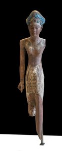 Standbeeld van Soevereine Ramesside met blauwe kroon en lendendoek door Egyptian 19th Dynasty