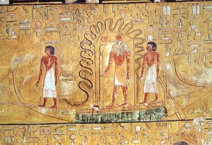 De zonnegod Ra in zijn zonneboot, beschermd door de kronkels van een slang, uit het graf van Seti I (1394-1279 v.Chr.) Nieuwe Rijk (geschilderd kalksteen)