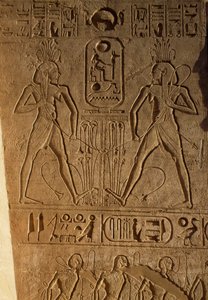 Vereniging van Opper- en Neder-Egypte en cartouche van farao, reliëf op basis van tronen, Tempel van Ramses II, Abu Simbel, Egypte, Nieuwe Rijk, Dynastie XIX