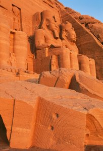 Uitzicht op de gevel van de Grote Tempel van Ramses II bij zonsopgang, Abu Simbel (UNESCO Werelderfgoedlijst)
