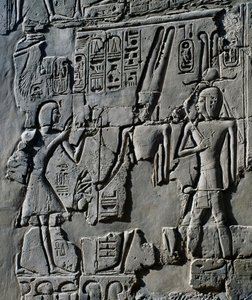 Jonge Ramses II voor God Amon, detail (interieur muren van Grote Hypostyle Hal, Karnak tempelcomplex)