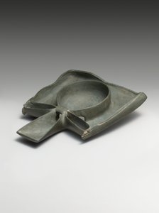 Libatie schaal met Ka-armen die een Ankh-teken presenteren (greywacke) door Egyptian 1st Dynasty