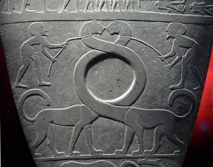 De Narmer-palet: ceremoniële palet met een paar langnekkatten aan de lijn, gevonden in Hieraconpolis, Vroeg-dynastieke Periode, ca. 3000 v.Chr. (detail) door Egyptian 1st Dynasty