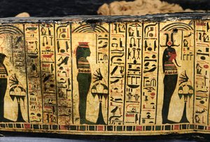 Detail van de buitenste kistbasis van de mummie van Nesyamun, mogelijk gevonden in Deir El-Bahri, Nieuwe Koninkrijk, c.1100 v.Chr. (beschilderd hout)