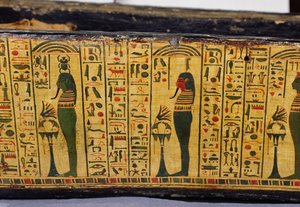Detail van de buitenste kistbasis van de mummie van Nesyamun, mogelijk gevonden in Deir El-Bahri, Nieuwe Koninkrijk, c.1100 v.Chr. (beschilderd hout)