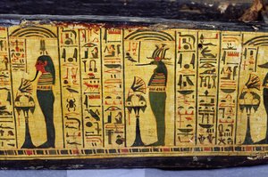 Detail van de buitenste kistbasis van de mummie van Nesyamun, mogelijk gevonden in Deir El-Bahri, Nieuwe Koninkrijk, circa 1100 v.Chr. (beschilderd hout)