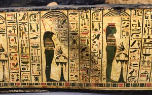 Detail van de buitenste kistbasis van de mummie van Nesyamun, mogelijk gevonden in Deir El-Bahri, Nieuwe Koninkrijk, circa 1100 v.Chr. (beschilderd hout)