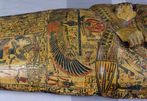 Detail van de buitenste kistdeksel van de mummie van Nesyamun, mogelijk gevonden in Deir El-Bahri, Nieuwe Koninkrijk, c.1100 v.Chr. (beschilderd hout)