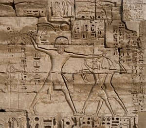 Egyptische antiquiteit: detail van reliëfs die de overwinningen van de Farao over de volkeren van de zee vieren. Begrafenistempel van Ramses III (1187-1156 v.Chr.). Luxor, Medinet Habou, Egypte