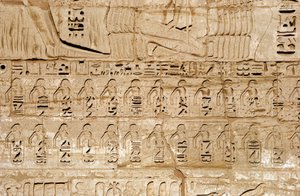 Egyptische oudheid: detail van de reliëfs van de eerste pyloon die de emblemen van de door farao Ramses III veroverde steden voorstellen. Dodentempel van Ramses III (1187-1156 v.Chr.). Luxor, Medinet Habou, Egypte door Egyptian 20th Dynasty