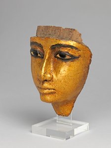 Gezicht van een kist, met ingelegde ogen en wenkbrauwen, verguld door Egyptian 20th Dynasty
