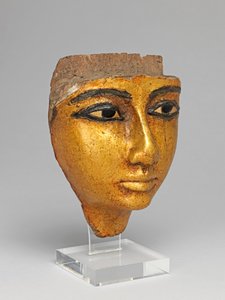 Gezicht van een kist, met ingelegde ogen en wenkbrauwen, verguld door Egyptian 20th Dynasty