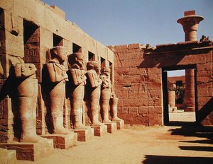 Osiride zuilen in de Tempel van Ramses III (ca. 1184-1153 v.Chr.) Nieuwe Koninkrijk
