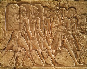 Reliëf met dienaren die touw en wapens dragen, uit de dodentempel van Ramses III