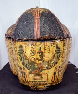 Bovenkant van de kist van de mummie van Nesyamun, mogelijk gevonden in Deir El-Bahri, Nieuwe Koninkrijk, circa 1100 v.Chr. (beschilderd hout)