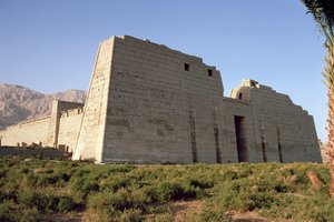 Uitzicht op de Eerste Pylon van de Dodentempel van Ramses III (c.1184-1153 v.Chr.) Nieuwe Koninkrijk