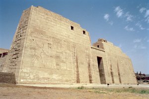 Uitzicht op de Eerste Pylon van de Dodentempel van Ramses III (c.1184-1153 v.Chr.) Nieuwe Koninkrijk
