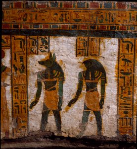 Egyptische oudheid: de grafgenieën Douamoutef en Kebehsenouf (of Qebehsenouf). Decoratie van de antropoïde sarcofaag van de schrijver Butehamon, 21e dynastie (1085-935 v.Chr.). Museum van Egypte in Turijn (Torino, Museo Egizio)