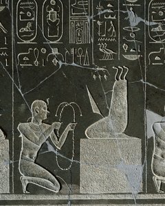 Dolerietreliëf van Nectanebo I, koning die een ketting aanbiedt aan een demon, voorgesteld door een mesblad en drie slangen, uit Heliopolis bij de tempel van Atum door Egyptian 30th Dynasty