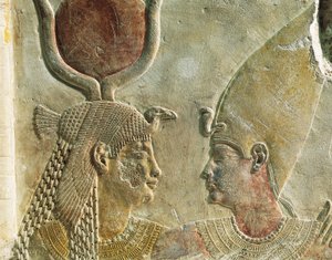 Koning Nectanebo II verwelkomd door godin Isis, geschilderd kalkstenen reliëf, uit Serapeum in Saqqara (detail)