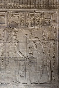Reliëfs in het binnenheiligdom, Philae-tempel, Aswan, Egypte door Egyptian 30th Dynasty