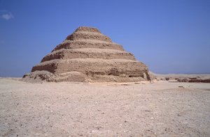 Egyptische oudheid: uitzicht op de Piramide van Sakkarah. Gebouwd door Imhotep voor koning Djeser (ca. 2700 v.Chr.) (3e dynastie) Saqqarah, Egypte
