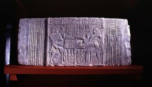 Kroonlijst van een valse deur uit een mastaba-graf met de graf eigenaar Shery, een hoge ambtenaar van Dynastie IV en zijn vrouw Khentetka, Saqqara, Oude Koninkrijk