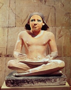 Schrijver zittend met gekruiste benen met een papyrusrol, uit Saqqara, Oude Rijk ca.2475 v.Chr. (kalksteen)