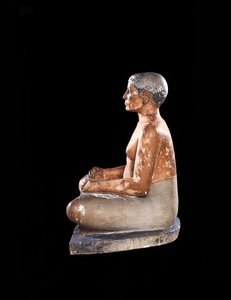 Breed zicht op het beeld van de schrijvende scribe, uit Saqqara, Oude Koninkrijk